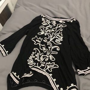 3/4 sleeve long sleeve black shirt, white detail